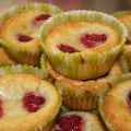 Vita chokladmuffins med hallon