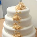 Bröllopstårta vit med champangefärgade blommor