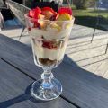 Cheesecake i glas med jordgubbar o nektarin