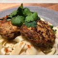 SMAKRIKA KYCKLINGBIFFAR MED FÄRSK PASTA OCH HET[...]