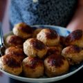 Köttbullar på kullagris med rabarber och chèvre