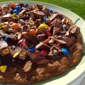 SUPERSIZE PEANUTBUTTER CUPS PIZZA COOKIE
