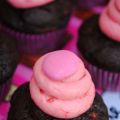 Chokladcupcakes med hallon