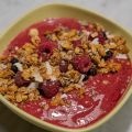 Hallon- och blåbärs smoothiebowl