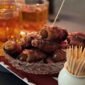 Baconlindade dadlar och varm äppeldrink