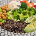 Poké bowl med svart quinoa och kikärtor