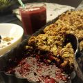 Nyttig frukost med björnbärspaj och smoothie