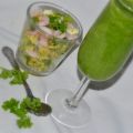 Ägg och advokado i glas och en nyttig grön[...]