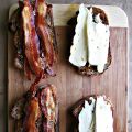 Grillad brie och baconmacka med fikonmarmelad