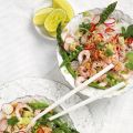 Krispig nudelsallad med räkor och koriander