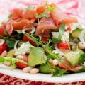 Sallad med skinka och jordgubbar