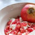 Enklaste salladen - fetaost och granatäpple.