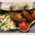 HEMMAGJORDA PITABRÖD MED FALAFEL OCH COLESLAW
