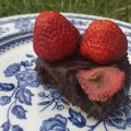 Brownies med jordgubbar och chokladkolakräm