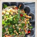ASIATISK RISNUDELSALLAD MED KYCKLINGFÄRS