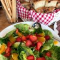 Sallad med jordgubb, apelsin och basilika