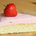 Mandelbakelse med jordgubbsmousse till mors dag