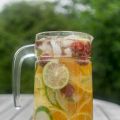 Vit sangria med massa citrus