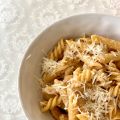 Pasta med krämig kycklingsås
