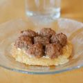 Ostplättar med köttbullar