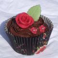 Chokladcupcake med röda blommor