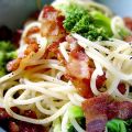 Spaghetti med bacon och broccoli