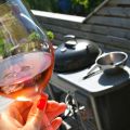Grillat, kycklingvingar med gul sallad