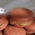 Chokladmacarons fyllda med salt kola