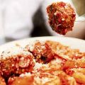 Pasta med stora köttbullar i tomatsås