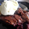 Kladdkaka med kolasås och hallon