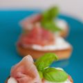 Festaostkräm på rostat bröd med parmaskinka och[...]