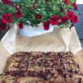 Blondies med körsbär och choklad