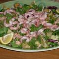 Födelsedagsfirande med sallad och tårta