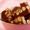 Mjölkchokladkola med rostade hasselnötter