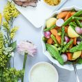 Ljummen primörsallad med krämig örtdressing