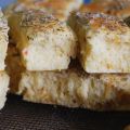 Plåtbröd med morot, gröna kryddor och havssalt
