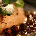 Karamelliserade hasselnötter med chokladmousse