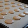 Chokladmacaroner med ganache och körsbärsgrädde