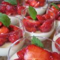 Vaniljpannacotta toppad med jordgubbar
