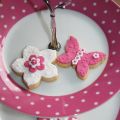 Dekorerade kakor i rosa och vitt