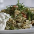 Varm sallad med kräftstjärtar och citrusyoghurt