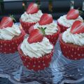 Jordgubbscupcakes med vanilj- & mandelgrädde