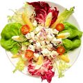Fetaostsallad med äggklyftor