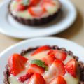 Chokladtartelette med vaniljsås och jordgubbar
