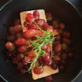 Ugnsbakad fetaost med rostade vindruvor