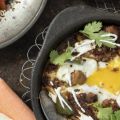Huevos rancheros med chorizo, koriander och lime