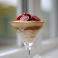 Rabarber och jordgubbs dessert med vaniljmousse