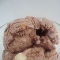 Chokladglass med rostade hasselnötter &vit-ljus[...]