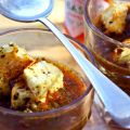 Svalkande gazpacho med örtkrutonger