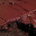 Nöt och chokladbrownie med kesellaglasyr